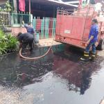 รฉีดล้างท่อระบายน้ำที่อุดตัน ณ บ้านหนองแวงน้อย ม.11