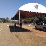 กางเต็นท์และจัดเก้าอี้ที่โรงเรียนแชแลพิทยานุสรณ์