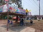 เตรียมสถานที่และติดป้ายศูนย์ปฏิบัติการลดอุบัติเหตุทางถนนในช่