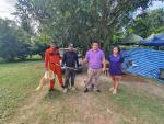 งานป้องกันฯ ดำเนินการจับงูทางมะพร้าว
