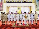 พิธีถวายเครื่องราชสักการะ วางพานพุ่มและจุดเทียนถวายพระพรชัยม